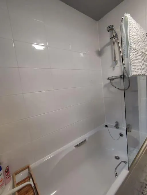 Central Flat With Balcony. Parking Included. Edinburgh