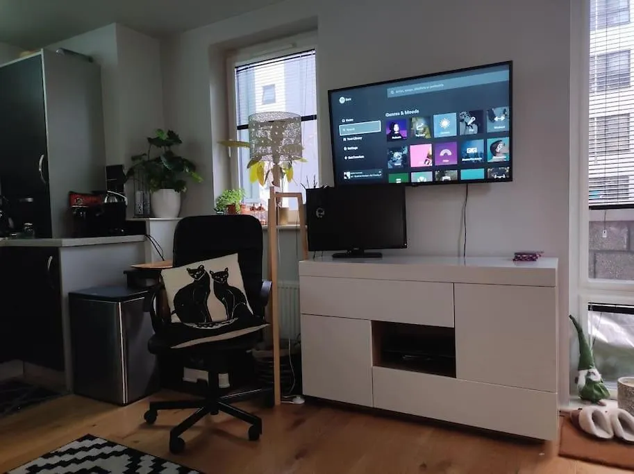 Apartment Central Flat With Balcony. Parking Included. Edinburgh