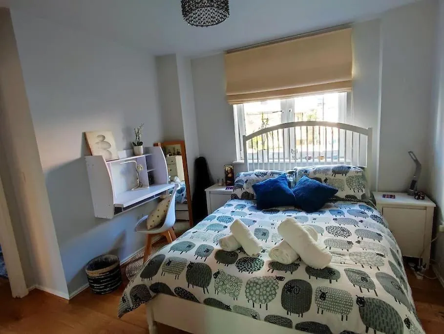Central Flat With Balcony. Parking Included. Edinburgh