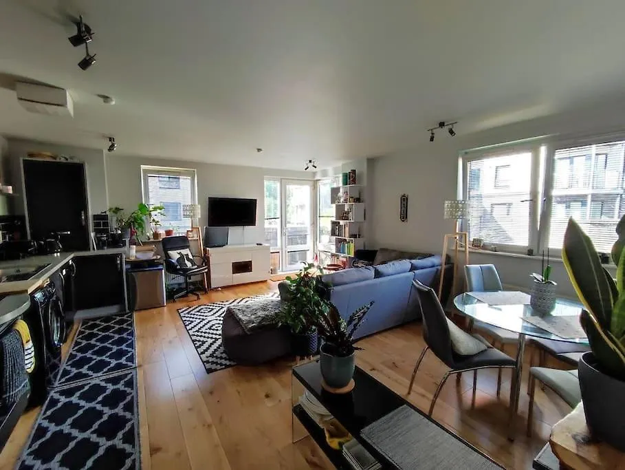 Apartment Central Flat With Balcony. Parking Included. Edinburgh