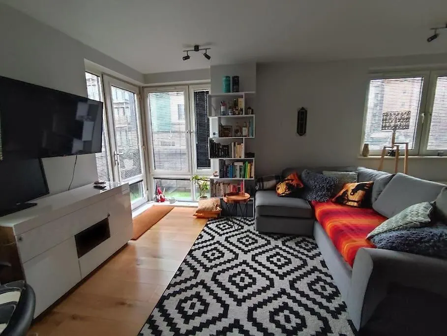 Central Flat With Balcony. Parking Included. Edinburgh 0*,