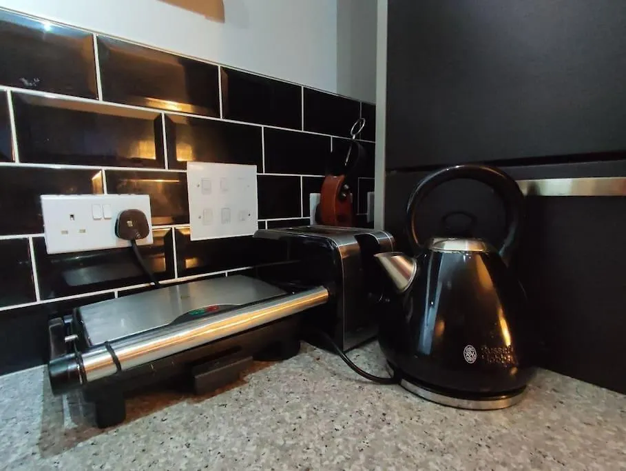 Central Flat With Balcony. Parking Included. Edinburgh Apartment