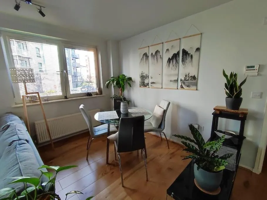 Central Flat With Balcony. Parking Included. Edinburgh Apartment