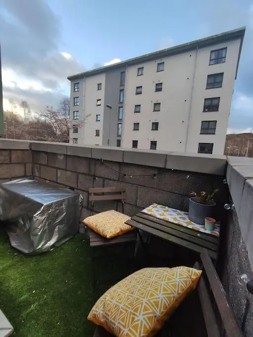 Central Flat With Balcony. Parking Included. Edinburgh